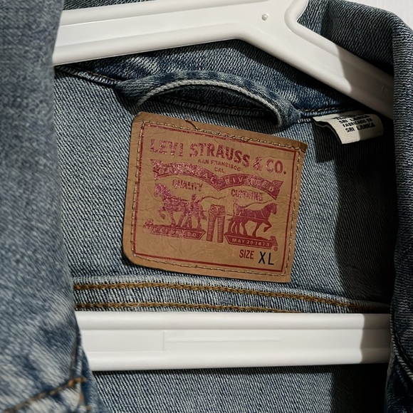 Levi’s classic fit denim jacket - Picture 2 of 6